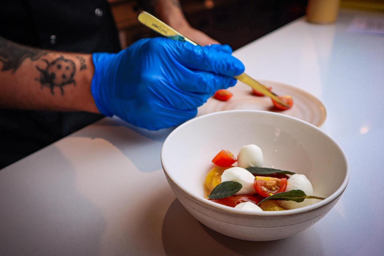Lion & Swan Hotel Congleton Buitenkant foto Chef preparing a salad
