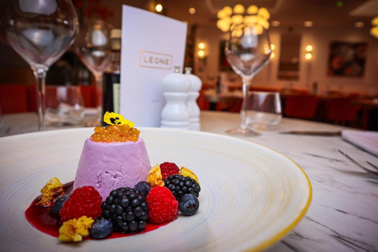Lion & Swan Hotel Congleton Buitenkant foto A dessert at Leoni